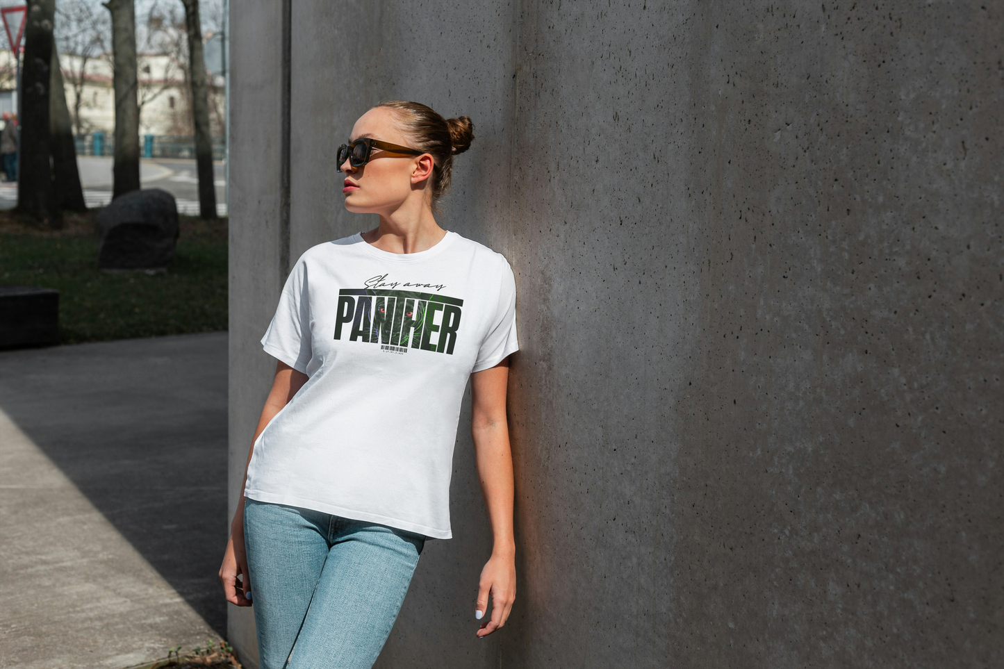 Premium-Rundhals-T-Shirt für Damen – Stay Away Panther